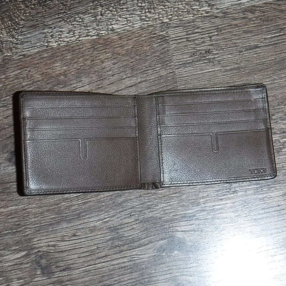 Tumi Brown Leather Bi-Fold Wallet‎ Minimalist Luxury Travel Men's